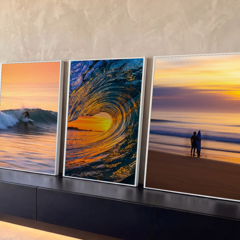 Quadro Decorativo Kit 3 Telas Surf e Ondas para Sala Laranja | quadros decorativos para sala | três cenas de surf ao pôr do sol com onda tubo dourada e surfistas em silhueta | Porao dos Quadros