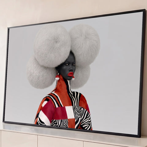 Mulher negra com penteado branco volumoso, batom vermelho e casaco estampa zebra, quadro decorativo