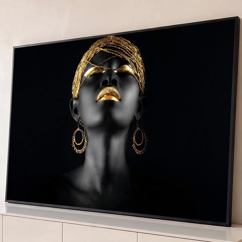 Mulher negra de rosto erguido com batom, cílios, brincos e touca de miçangas dourados, quadro decorativo