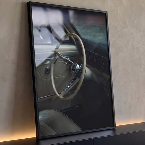 Volante bege de carro antigo, painel vintage e chaves com gotas de chuva no vidro, quadro decorativo