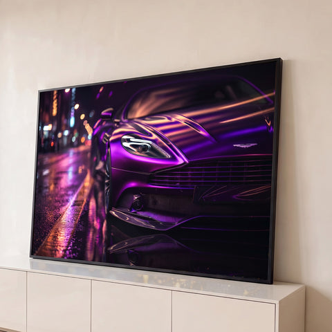 Carro esportivo roxo metálico em rua molhada à noite com reflexos e luzes neon da cidade, quadro decorativo