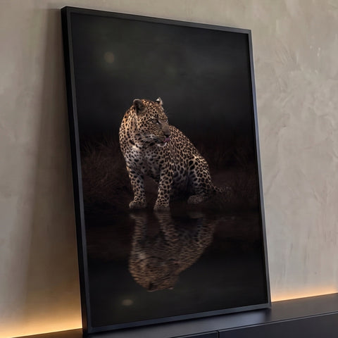 Leopardo sentado à beira d'água sob a lua, com reflexo na água escura, quadro decorativo