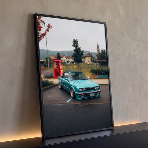 BMW conversível turquesa rebaixado com rodas douradas em vila europeia, quadro decorativo