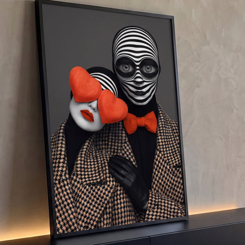 Casal surreal com rosto listrado preto e branco, óculos de coração laranja e casaco xadrez, quadro decorativo
