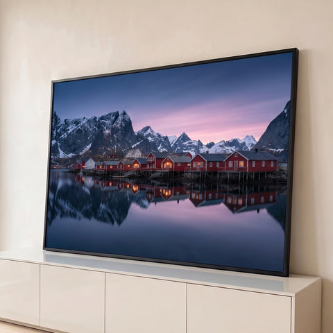 Quadro Decorativo Grande Paisagem para Sala Vermelho | quadros decorativos para sala | vila de casas vermelhas à beira d'água com montanhas nevadas ao entardecer | Porao dos Quadros