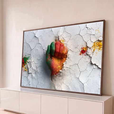 Punho cerrado pintado de verde, vermelho e amarelo rompendo parede branca rachada, quadro decorativo