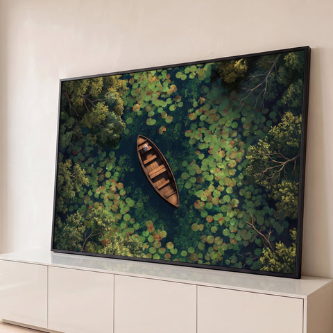 Barco de madeira visto de cima em lagoa escura cercada de lírios d'água e árvores, quadro decorativo
