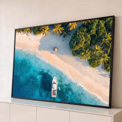 Vista aérea de praia de areia branca com lancha no mar turquesa e coqueiros, quadro decorativo