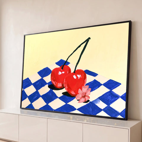 Pintura de duas cerejas vermelhas e flor rosa sobre toalha xadrez azul com fundo amarelo, quadro decorativo