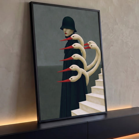 Mulher de chapéu e casaco preto entre cegonhas brancas de bico vermelho e escada branca, quadro decorativo