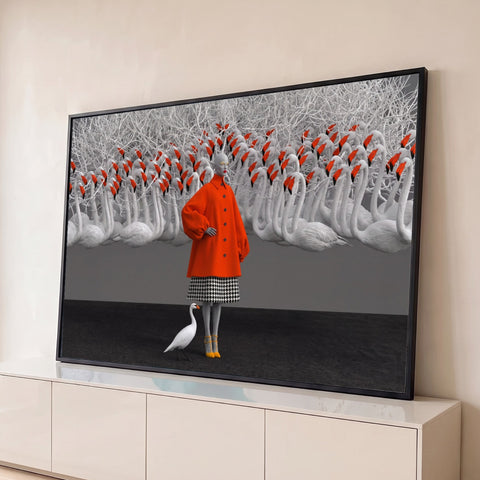 Mulher de casaco laranja e saia pied de poule entre cisnes brancos e galhos secos, quadro decorativo