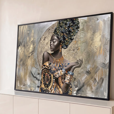 Mulher africana de turbante estampado e joias douradas sobre fundo cinza e prata, quadro decorativo
