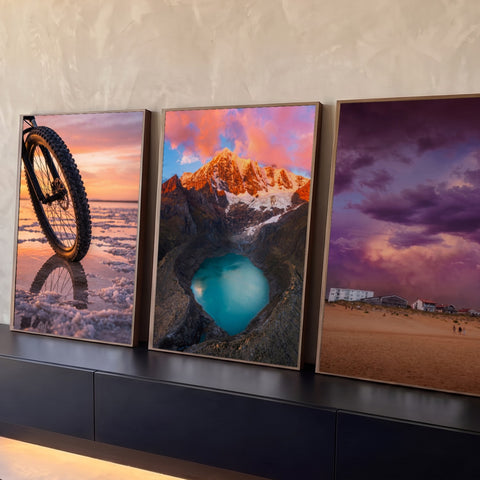 Quadro Decorativo Kit 3 Telas Paisagens de Viagem para Sala | quadros decorativos para sala | roda de bike refletida em salar, lagoa turquesa entre montanhas e vila de praia sob céu roxo | Porao dos Quadros