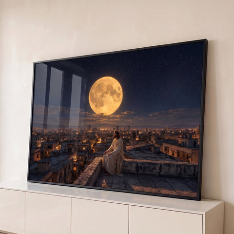 Jesus sentado em terraço contemplando cidade iluminada sob lua cheia e céu estrelado, quadro decorativo