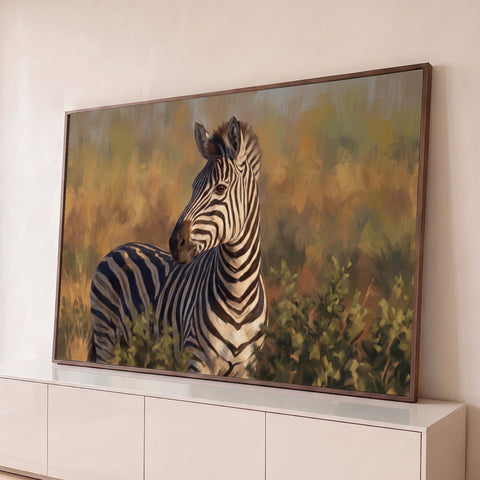 Zebra de listras pretas e brancas olhando de lado na savana dourada, com pinceladas aparentes, quadro decorativo