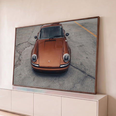 Porsche 911 clássico cor cobre visto de cima e de frente sobre piso de concreto, quadro decorativo