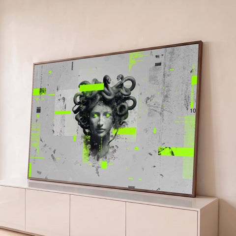 Busto de Medusa com cobras e olhos verde neon sobre fundo cinza glitch, quadro decorativo