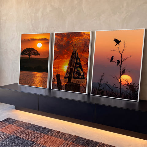 Quadro Decorativo Kit 3 Telas Nossa Senhora Preto para Sala | quadros decorativos para sala | tríptico com Nossa Senhora Aparecida, árvore e pássaros em pôr do sol dourado | Porao dos Quadros