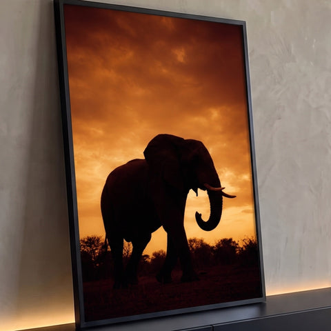 Elefante africano em silhueta contra céu laranja de pôr do sol na savana, quadro decorativo