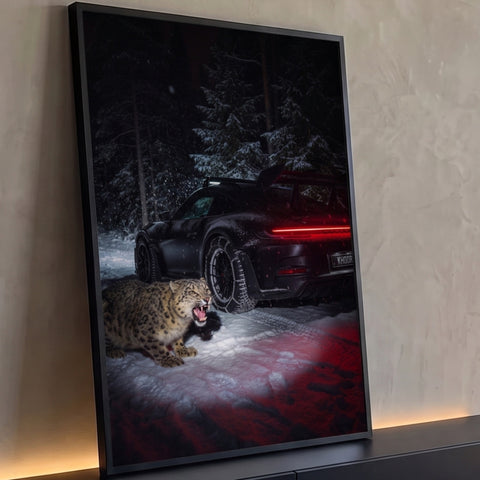 Porsche preto na neve à noite com leopardo-das-neves rugindo e luz vermelha, quadro decorativo