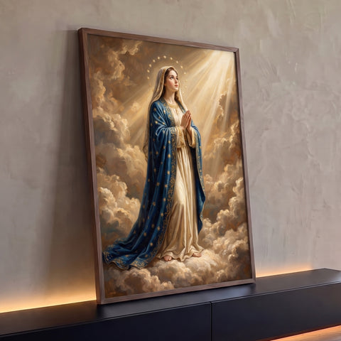 Nossa Senhora de manto azul estrelado orando sobre nuvens com raios de luz dourada, quadro decorativo
