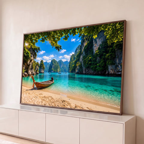 Praia tropical de areia clara com barco de madeira, mar turquesa e falésias verdes sob céu azul, quadro decorativo
