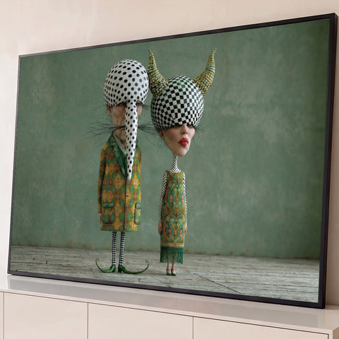 Casal surreal com cabeças de bolinhas e xadrez, chifres e roupas estampadas em fundo verde, quadro decorativo