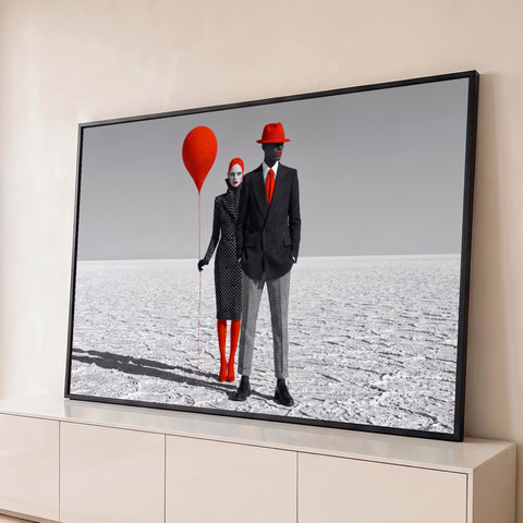 Casal de alta moda com chapéu e balão vermelho em deserto de sal cinza e branco, quadro decorativo