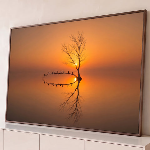 Árvore seca com pássaros e reflexo em forma de coração no lago ao pôr do sol laranja, quadro decorativo
