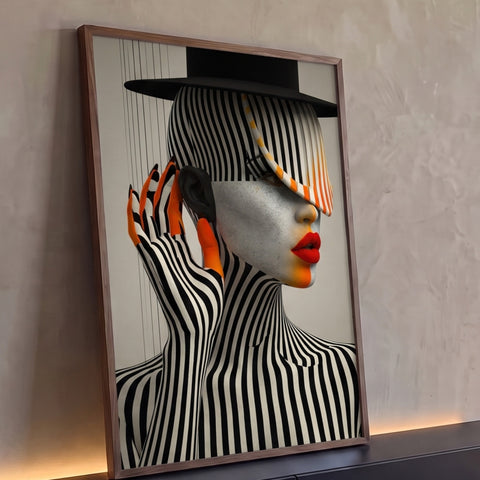 Mulher com corpo listrado preto e branco, cartola, lábios vermelhos e detalhes laranja, quadro decorativo