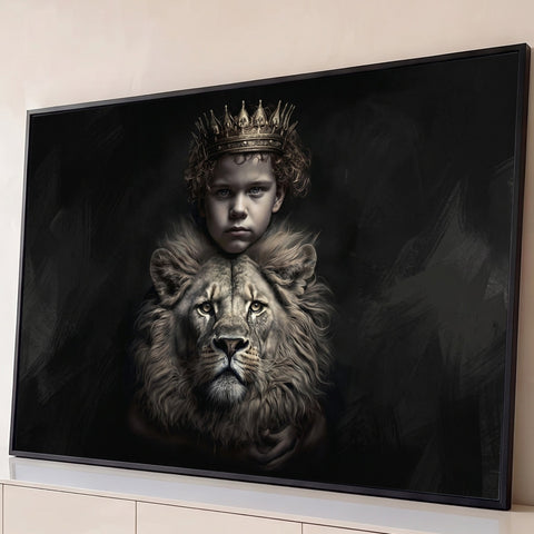 Menino de cabelos cacheados com coroa dourada abraçando leão majestoso em fundo preto, quadro decorativo