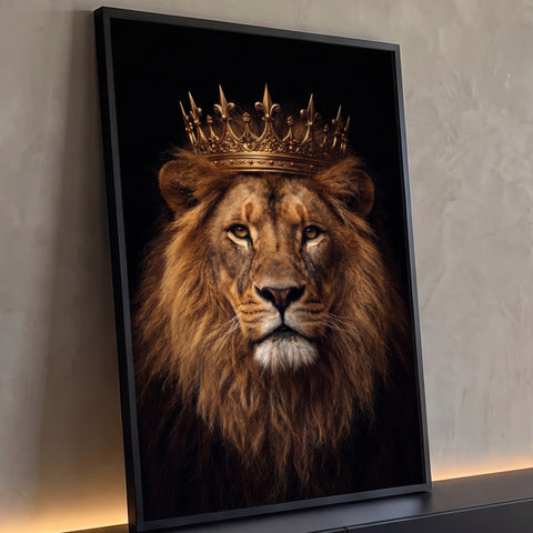 Leão de juba volumosa com coroa dourada ornamentada sobre fundo preto, olhar firme, quadro decorativo