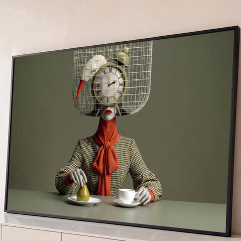 Figura feminina com gaiola, relógio e pássaro na cabeça, lenço laranja, pera e xícara, quadro decorativo