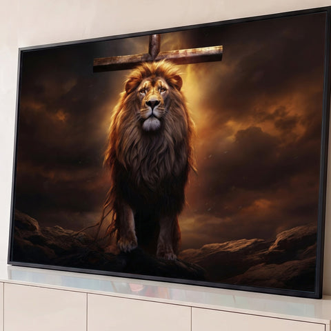 Leão de juba dourada sobre rocha diante de cruz de madeira e céu dramático, quadro decorativo