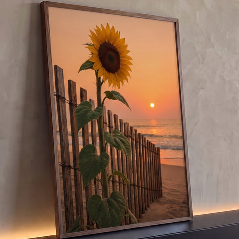 Girassol alto junto a cerca de madeira na praia com sol se pondo no mar laranja, quadro decorativo