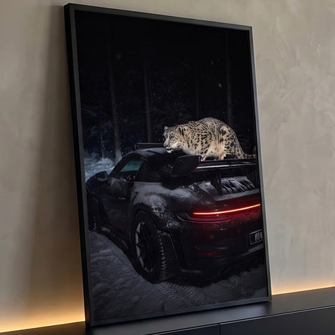 Leopardo das neves sobre carro esportivo preto em floresta nevada à noite, quadro decorativo