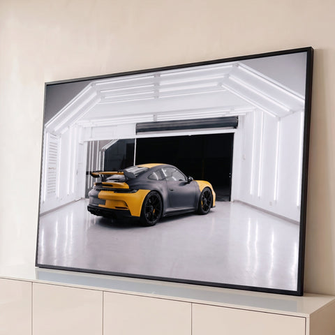 Porsche 911 GT3 amarelo e grafite fosco de traseira em estúdio branco com luzes de LED, quadro decorativo