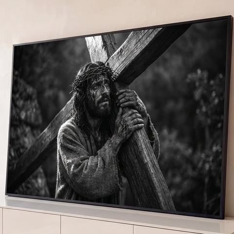Jesus Cristo com coroa de espinhos carregando a cruz de madeira em foto preto e branco, quadro decorativo