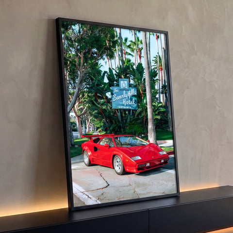 Supercarro vermelho retrô diante do letreiro Beverly Hills Hotel entre palmeiras, quadro decorativo
