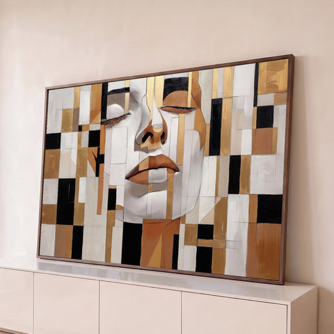 Rosto feminino de olhos fechados em blocos geométricos dourados, brancos e pretos, quadro decorativo