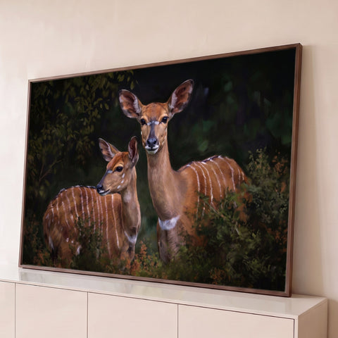 Duas antílopes nyala de pelagem listrada entre folhagens em floresta escura, quadro decorativo