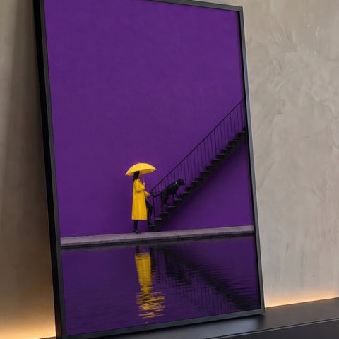 Mulher de capa e guarda-chuva amarelos com cachorro preto subindo escada em parede roxa, quadro decorativo