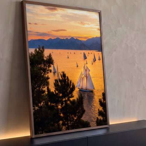Quadro Decorativo Grande Veleiros para Sala Laranja | quadros decorativos para sala | veleiros navegando em baía dourada ao pôr do sol com montanhas ao fundo | Porao dos Quadros
