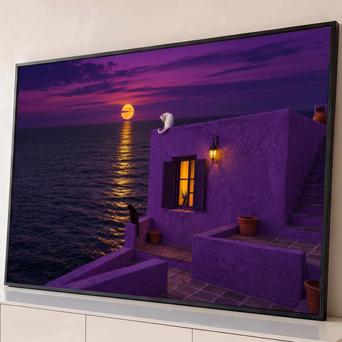 Casa roxa à beira-mar com gatos, lanterna acesa e lua cheia refletindo no mar, quadro decorativo