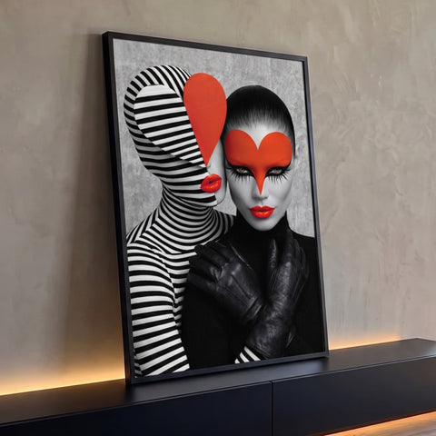 Duas mulheres em preto e branco com máscara de coração vermelha, listras e luvas de couro, quadro decorativo