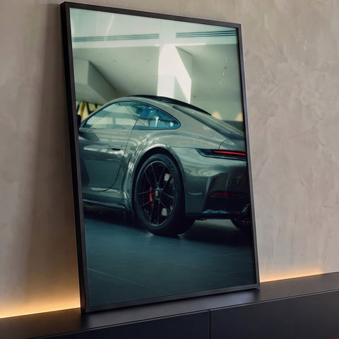 Porsche 911 cinza em showroom com roda preta, pinça vermelha e lanterna LED, quadro decorativo