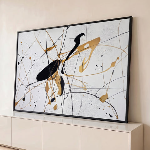 Pintura abstrata gotejada com linhas e manchas pretas e douradas sobre fundo branco, quadro decorativo