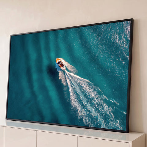 Lancha vista do alto cortando o mar turquesa com rastro de espuma branca, quadro decorativo