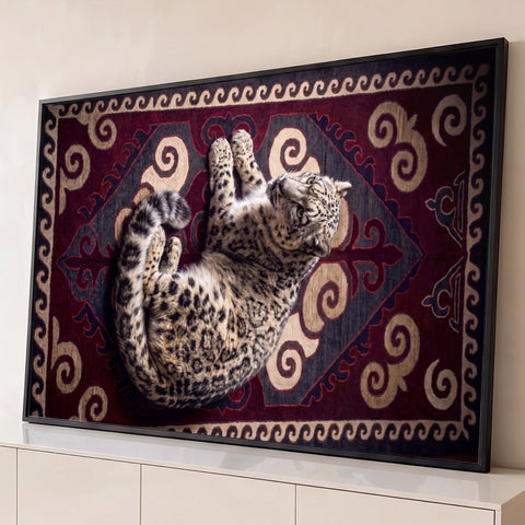 Leopardo-das-neves deitado sobre tapete oriental vermelho bordô com arabescos bege, quadro decorativo