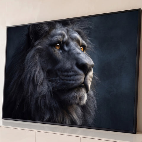 Leão de perfil com juba cinza escura e olhos âmbar sobre fundo azulado enfumaçado, quadro decorativo